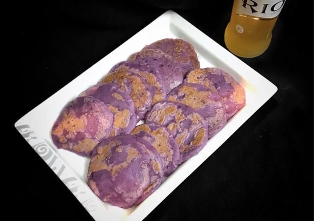 紫薯糯米饼怎样做出来才好吃(紫薯山药糯米饼的做法烤箱版)图6