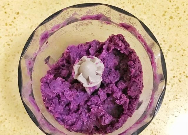 紫薯糯米饼怎样做出来才好吃(紫薯山药糯米饼的做法烤箱版)图7
