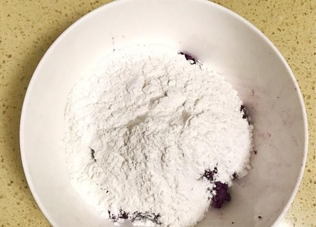 紫薯糯米饼怎样做出来才好吃(紫薯山药糯米饼的做法烤箱版)图8