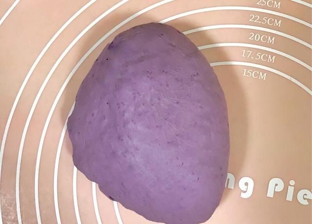 紫薯糯米饼怎样做出来才好吃(紫薯山药糯米饼的做法烤箱版)图9