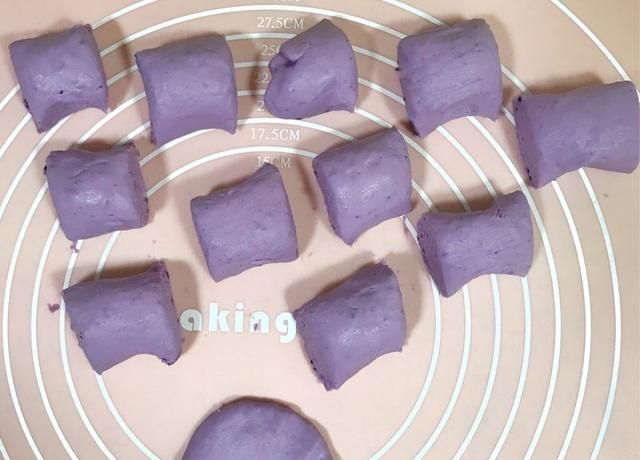 紫薯糯米饼怎样做出来才好吃(紫薯山药糯米饼的做法烤箱版)图10