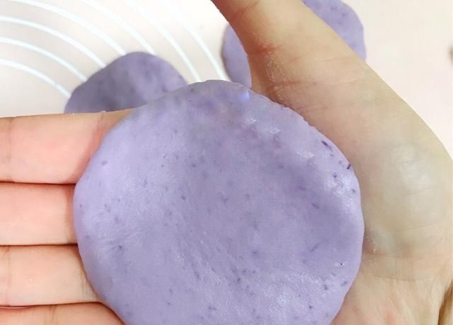 紫薯糯米饼怎样做出来才好吃(紫薯山药糯米饼的做法烤箱版)图11