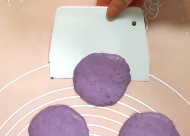 紫薯糯米饼怎样做出来才好吃(紫薯山药糯米饼的做法烤箱版)图12