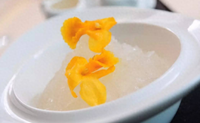 雪蛤有自然界“生命力之冠”之称，其滋补功能更是无与伦比