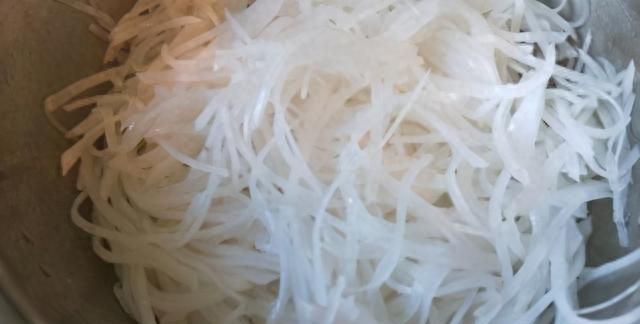 白萝卜生姜鲫鱼汤功效：润肺化痰，消积化滞