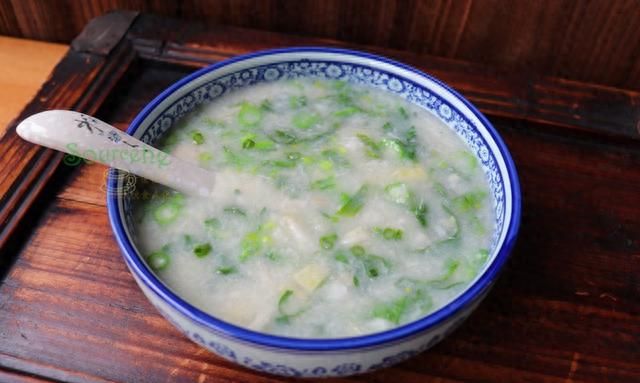 煮芋头汤时加菜心，浓稠香滑，菜心翠绿清甜、处暑之后要常吃