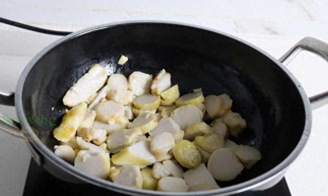煮芋头汤时加菜心，浓稠香滑，菜心翠绿清甜、处暑之后要常吃
