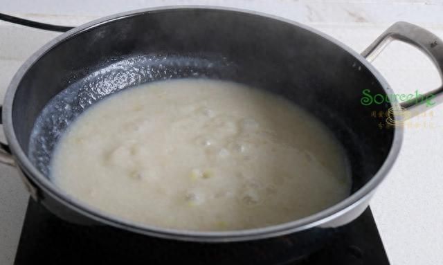 煮芋头汤时加菜心，浓稠香滑，菜心翠绿清甜、处暑之后要常吃
