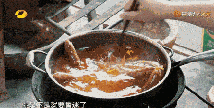 黄磊煮“川味腊肠”，网友喊话：你是真的会做饭吗？