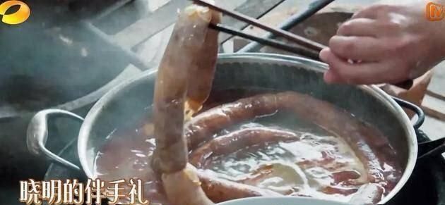黄磊煮“川味腊肠”，网友喊话：你是真的会做饭吗？
