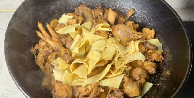 夏天要多吃鸡肉，比牛羊肉便宜，比鱼肉鲜美，营养滋补好吃不发胖