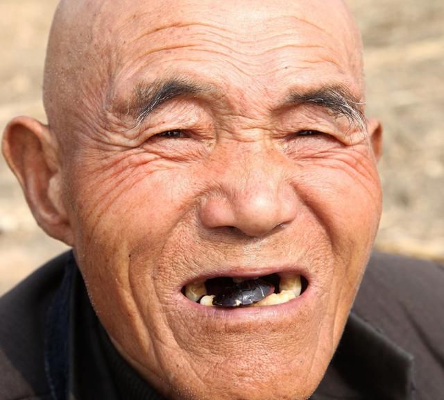 山西8旬老人吃“土鳖虫”30年，一辈子不结婚，看活成啥样