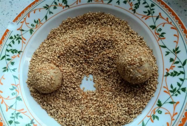 红薯芝麻团，趁热吃香酥甜糯，吃了一个又一个，根本停不下来