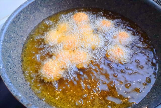 红薯芝麻团，趁热吃香酥甜糯，吃了一个又一个，根本停不下来
