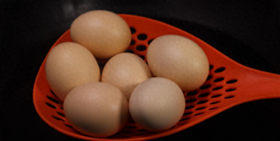 煮鸡蛋正确的做法，牢记这一步，鸡蛋壳一碰就掉，蛋黄鲜嫩又营养