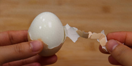 煮鸡蛋正确的做法，牢记这一步，鸡蛋壳一碰就掉，蛋黄鲜嫩又营养