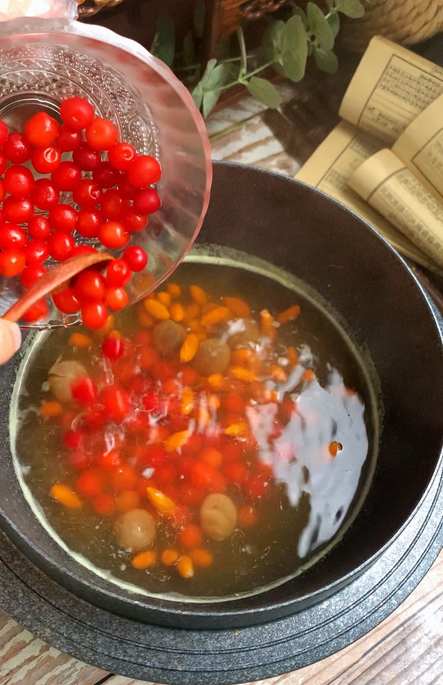 【健康饮食】用时令“心之果”做养心滋肝肾的“三红养心羹”