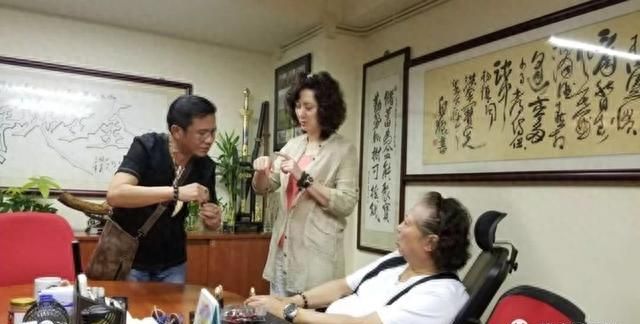 一起来见识下香港功夫巨星-洪金宝到底收藏些什么降真香制品？