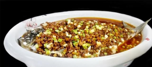 茅亭鸡肉生焗鱼头煲，泉水豆花牛柳，藿香鲶鱼，​砂煲藿香焗蚕豆