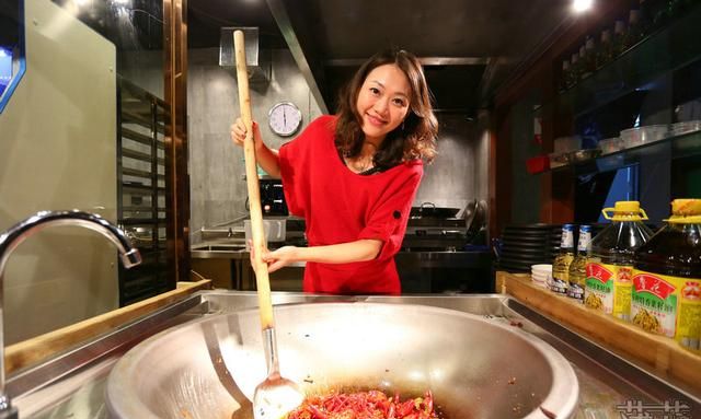 冬天爱吃小龙虾，化身女侠学做大锅油焖虾