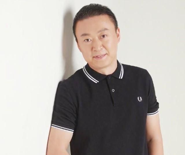 42岁奥运冠军马琳近况，二婚妻子似20岁少女，儿子庆生照俏皮可爱
