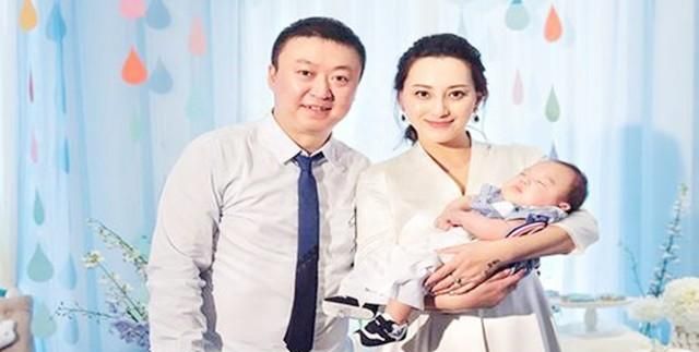 42岁奥运冠军马琳近况，二婚妻子似20岁少女，儿子庆生照俏皮可爱