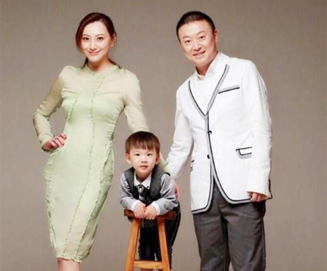 42岁奥运冠军马琳近况，二婚妻子似20岁少女，儿子庆生照俏皮可爱