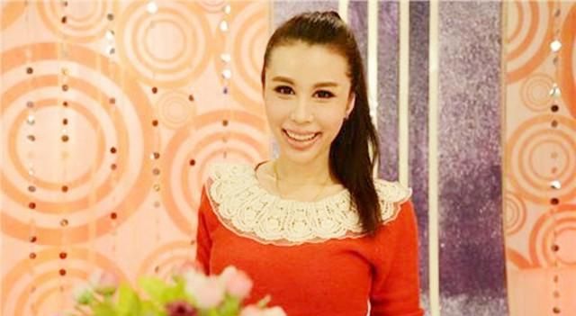 42岁奥运冠军马琳近况，二婚妻子似20岁少女，儿子庆生照俏皮可爱