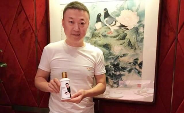 42岁奥运冠军马琳近况，二婚妻子似20岁少女，儿子庆生照俏皮可爱
