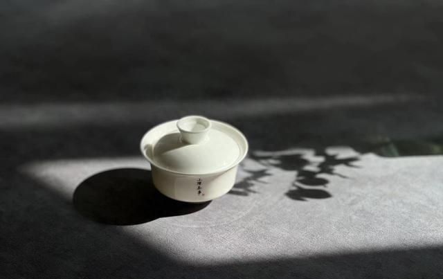 炎热的夏天，喝白茶、红茶、石茶，记住这3件事，你会更舒服