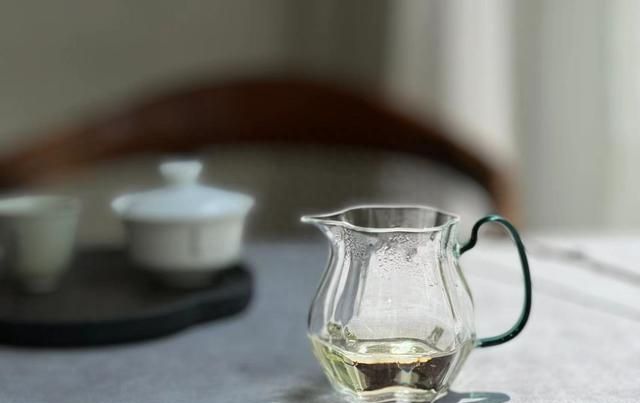 炎热的夏天，喝白茶、红茶、石茶，记住这3件事，你会更舒服