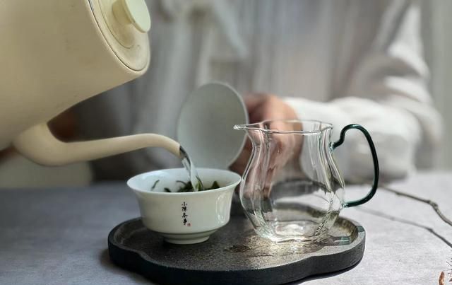 炎热的夏天，喝白茶、红茶、石茶，记住这3件事，你会更舒服