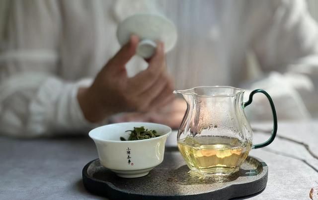 炎热的夏天，喝白茶、红茶、石茶，记住这3件事，你会更舒服