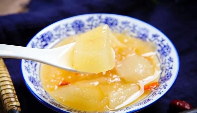 “喉咙吞刀片”的看过来，试试这样做冰糖炖雪梨，保准滋润