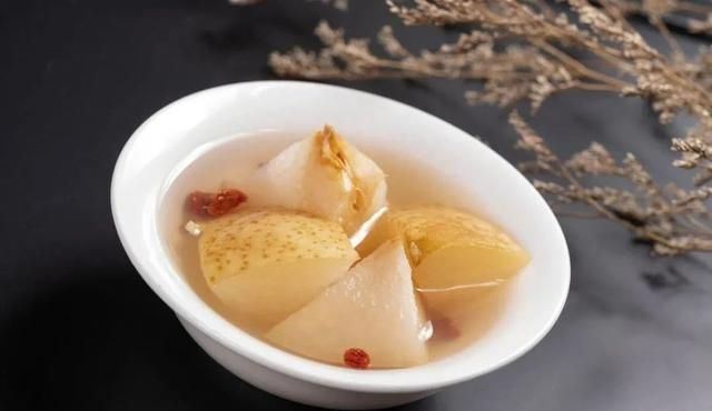 “喉咙吞刀片”的看过来，试试这样做冰糖炖雪梨，保准滋润
